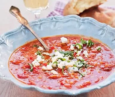 Tomatsoppa med ris, feta och basilika