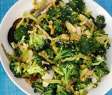 Broccoli- och löksallad med soya och sesam