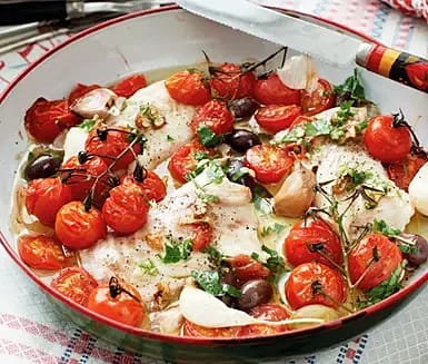 Hoki med tomater och nötströssel