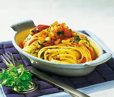 Spaghetti med ört- och tomathack, rostad paprika och pinjenötter