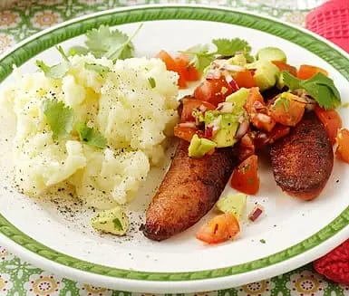 Stekt chorizo med mos och avokadosalsa