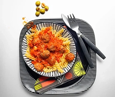Frikadeller i tomatsås med pasta