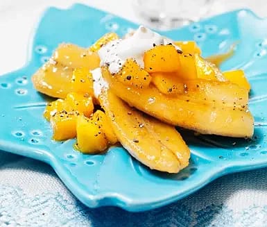Karamelliserad mango och banan med yoghurt