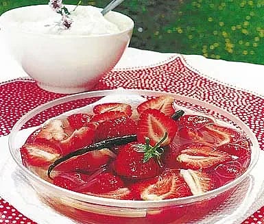 Kall sommarsoppa med rabarber och jordgubbar