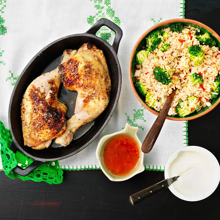 Ugnsgrillad kyckling med asiatiskt ris med broccoli