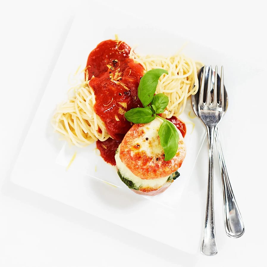 Tomat- och mozzarellagratinerad falukorv med spaghetti