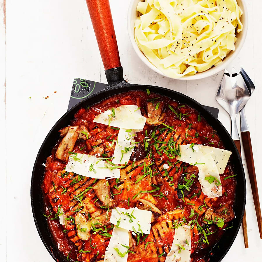 Svampkryddad fläskschnitzel i tomatsås med pasta