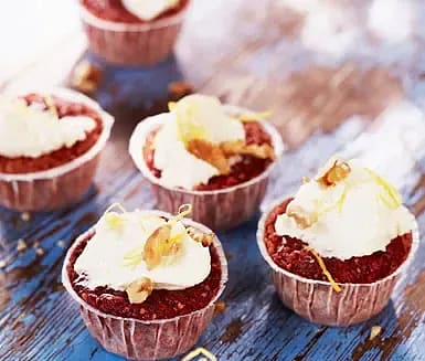 Söta cupcakes med rödbeta och valnötter