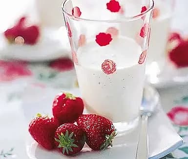 Yoghurtpanacotta med jordgubbar