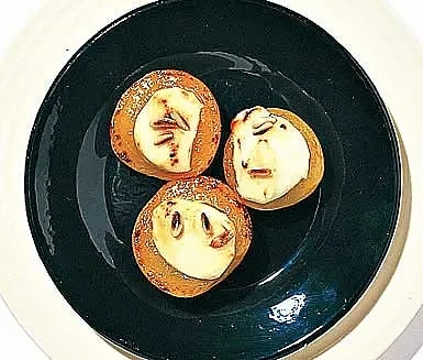 Grillade persikor med mascarpone och pinjenötter