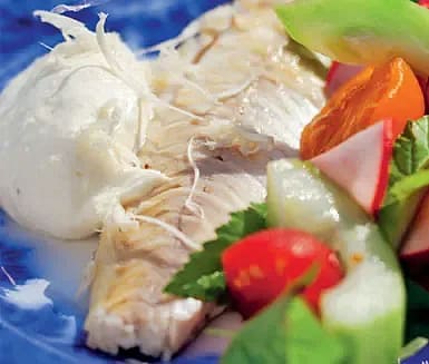 Varmrökt fisk med syrade grönsaker