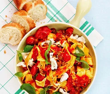 Pasta med italiensk tomatsås och baguette
