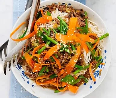 Chow mein med morot- och koriandersallad