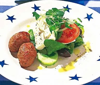 Spenat- och fetaostsallad med grekiska färsbiffar