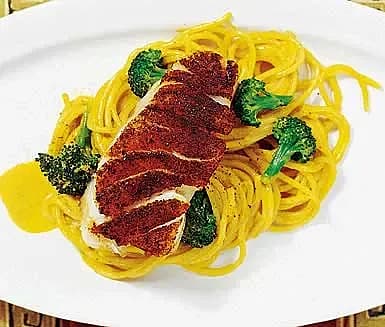 Kryddhalstrad fisk med mild curryspagetti