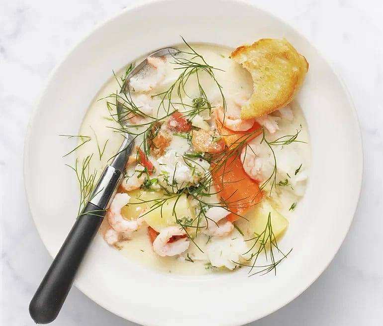 Fisksoppa med räkor, dill och tomat