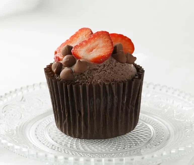 Chokladglass-cupcake toppad med frukt