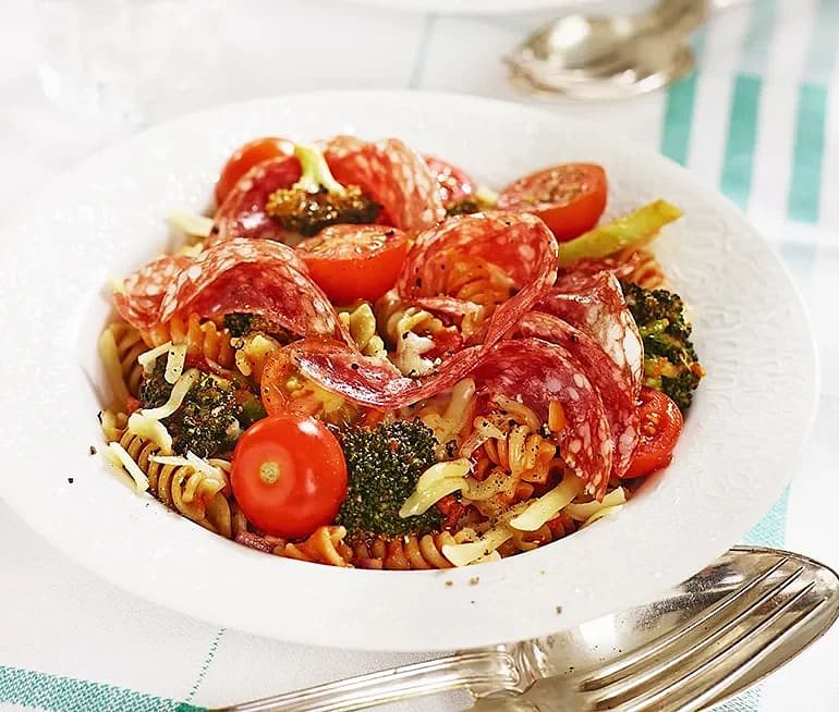 Broccoli och tomat med salamipasta 