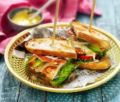 Club sandwich med avocado och currydressing