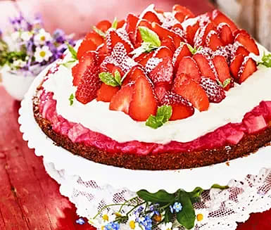 Midsommartårta med jordgubbar och rabarber