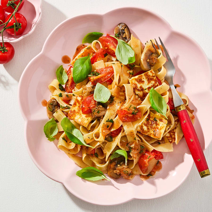 Pasta med grillost, tomat, basilika och champinjoner