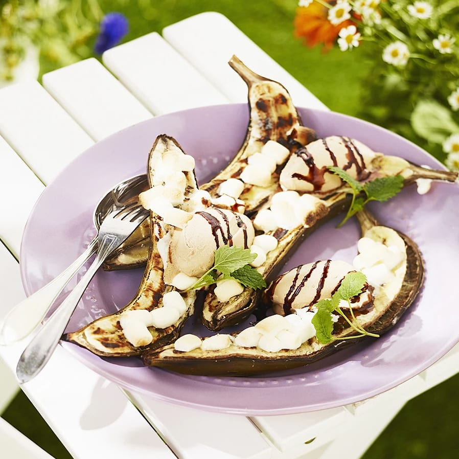 Grillad banan med marshmallows och chokladmousse