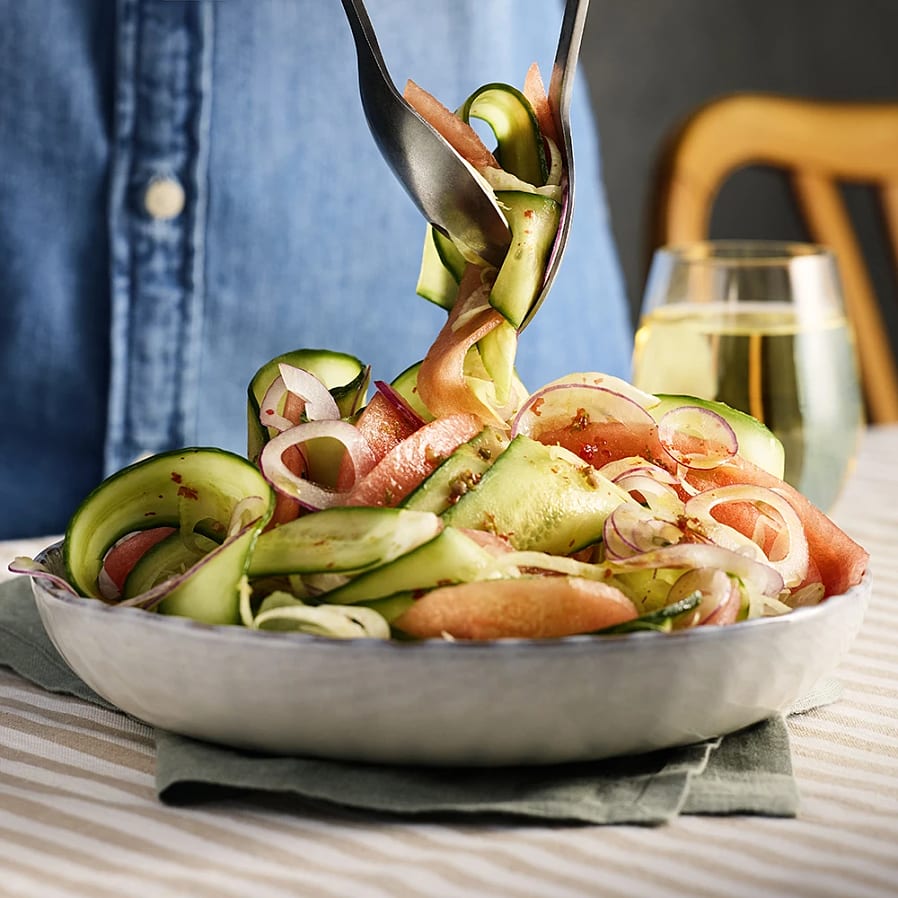 Hyvlad gurka, vattenmelon, fänkål och rödlökssallad
