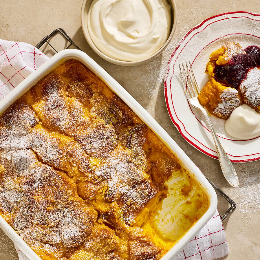 Croissantpudding med saffran, lättvispad yoghurtgrädde och björnbärssylt