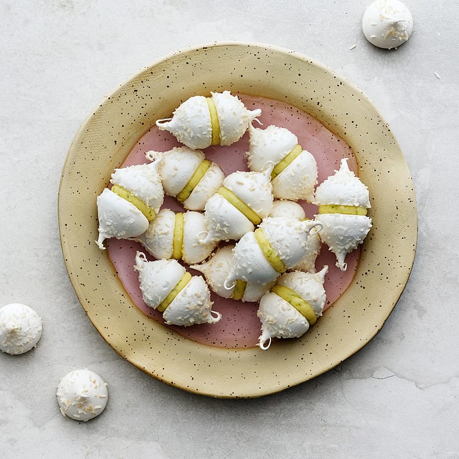 Marängkyssar med limesmörkräm och kokos