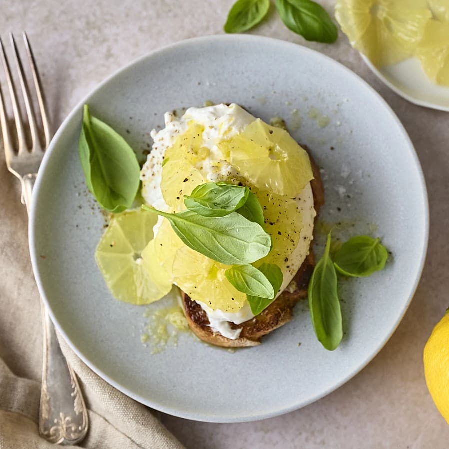 Lyxig bruschetta med citron och burrata