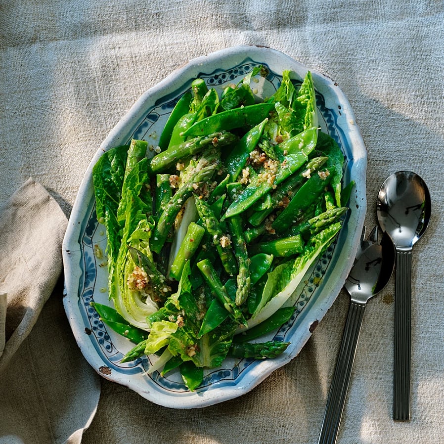 Påsksallad med sparris och mandeldressing