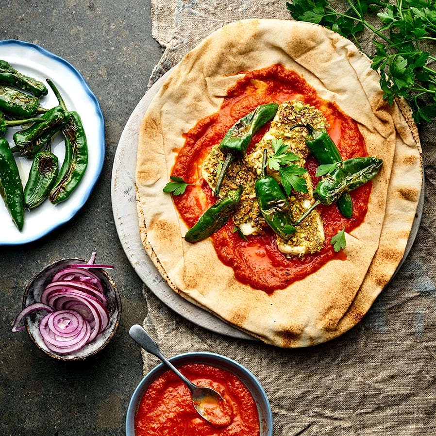 Pistagepanerad halloumi med paprikakräm