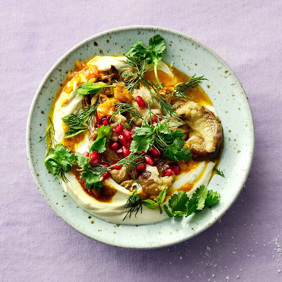 Tahiniyoghurt med rostad aubergine och örter