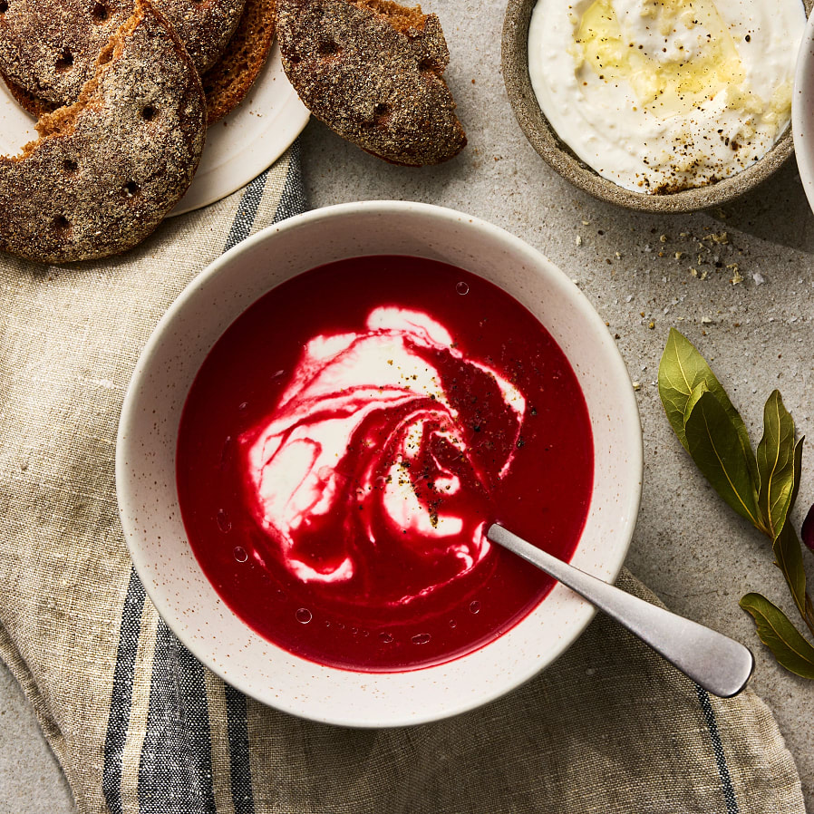 Rödbetssoppa med pepparrotsyoghurt
