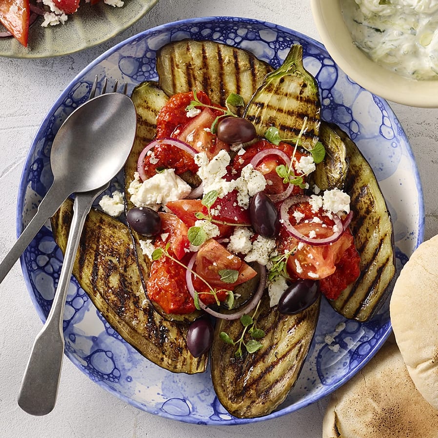 Grillad aubergine med grekisk sallad och tzatziki
