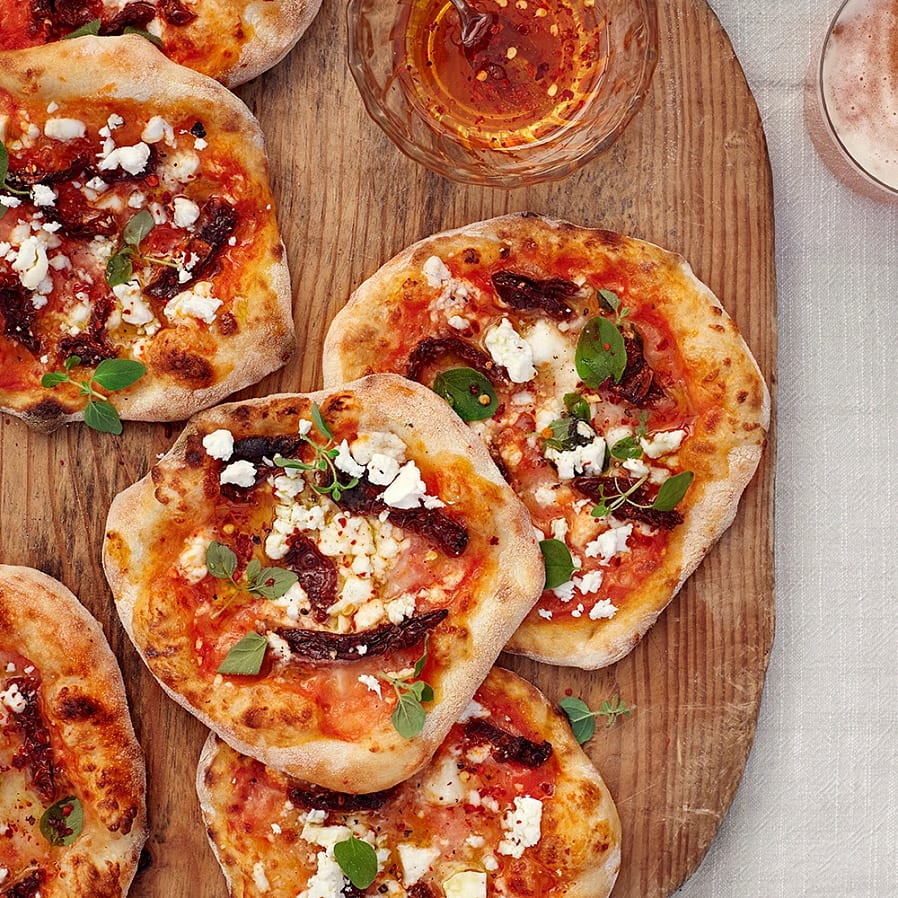 Tomatpizza med fetaost och chilihonung