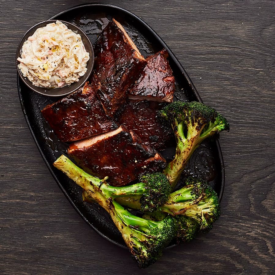 BBQ ribs med coleslaw och grillad broccoli