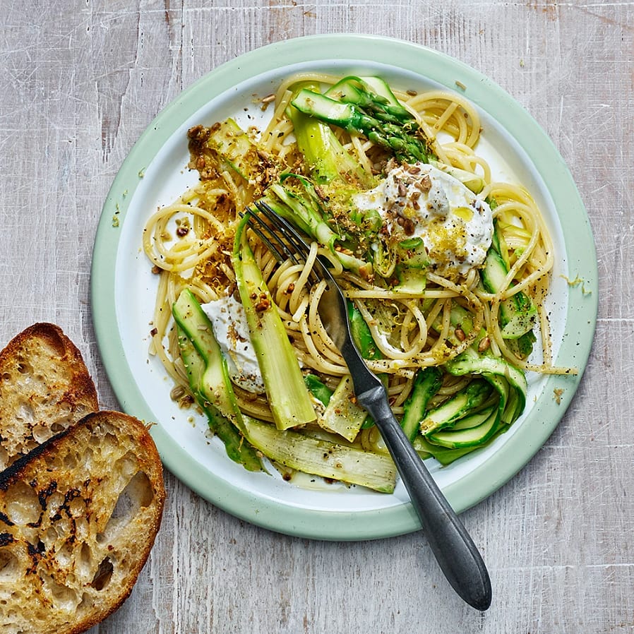 Krämig pasta med sparris och ricotta