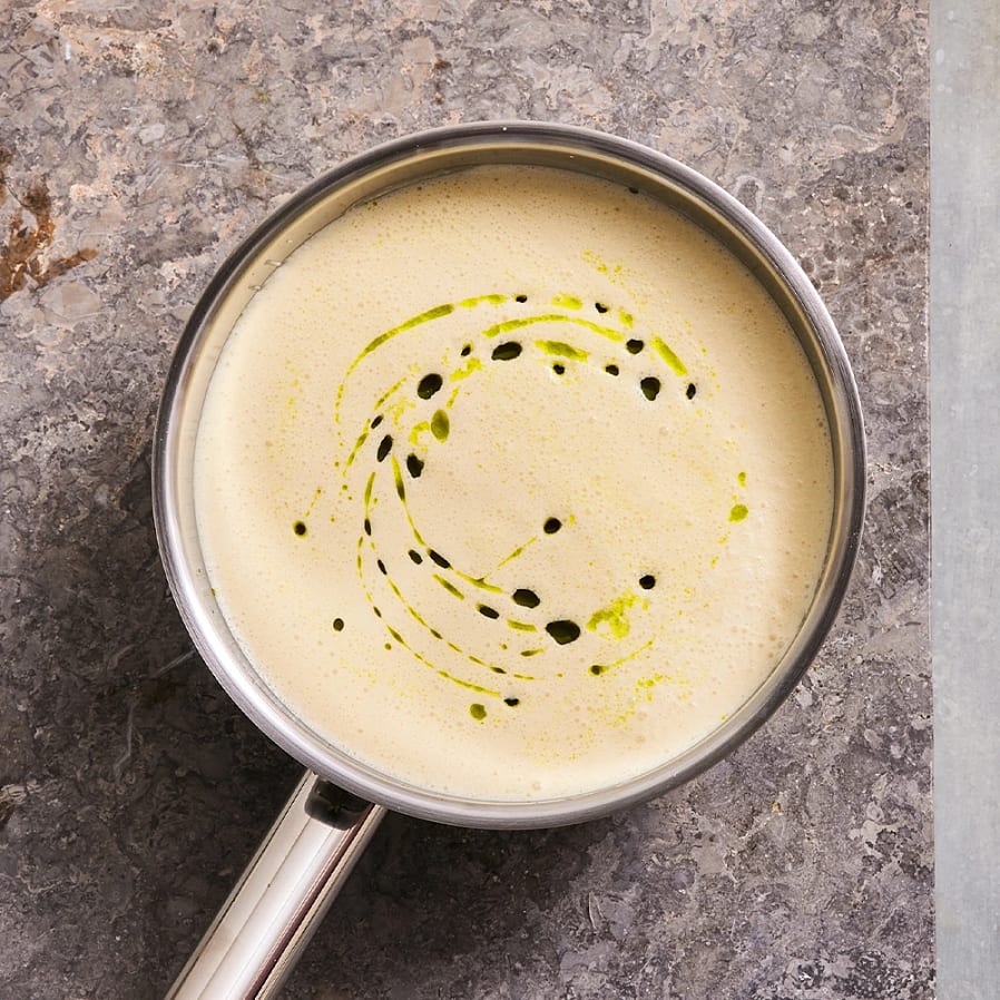 Lyxig vitvinssås på egen fond