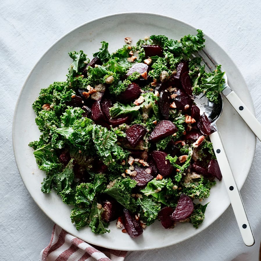 Sallad med grönkål betor och pekanvinägrett