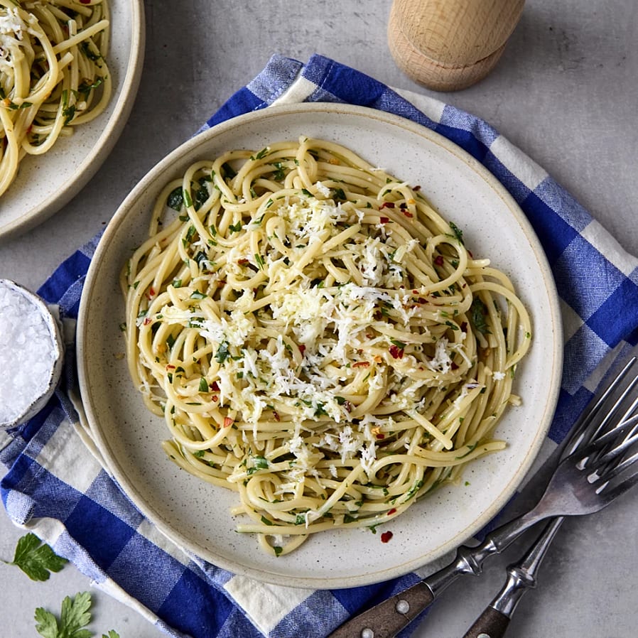 Pasta aglio e olio – spaghetti med vitlök, persilja och chili