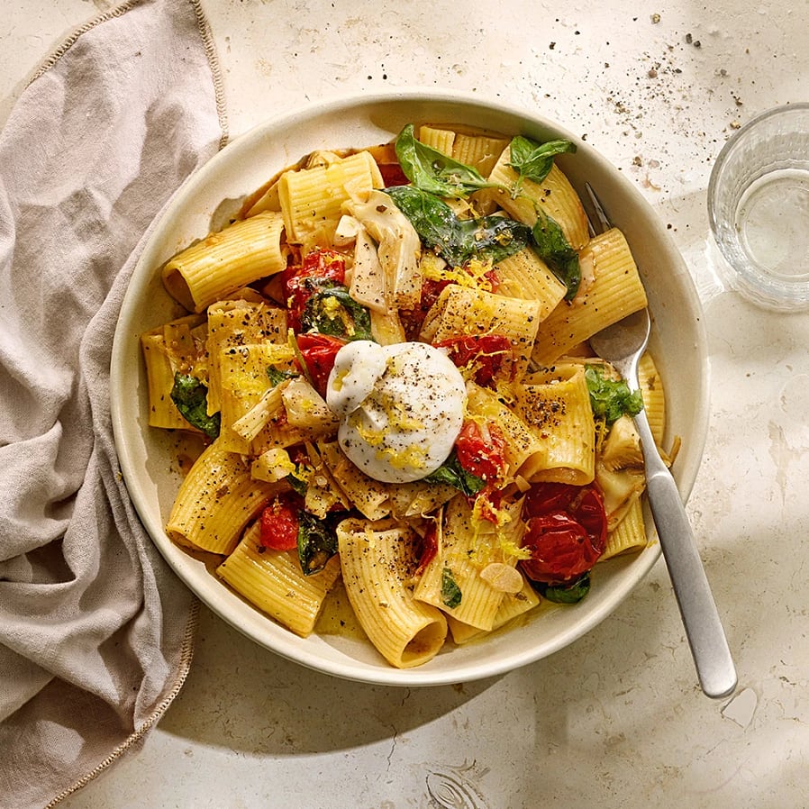 Pasta med tomat, kronärtskocka och burrata