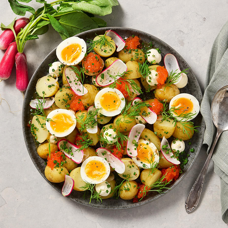 Inlagd färskpotatis med gräddfil och tångrom