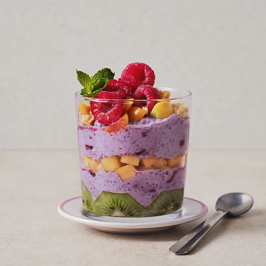 Yoghurtbowl med chiafrön, blåbär och frukt