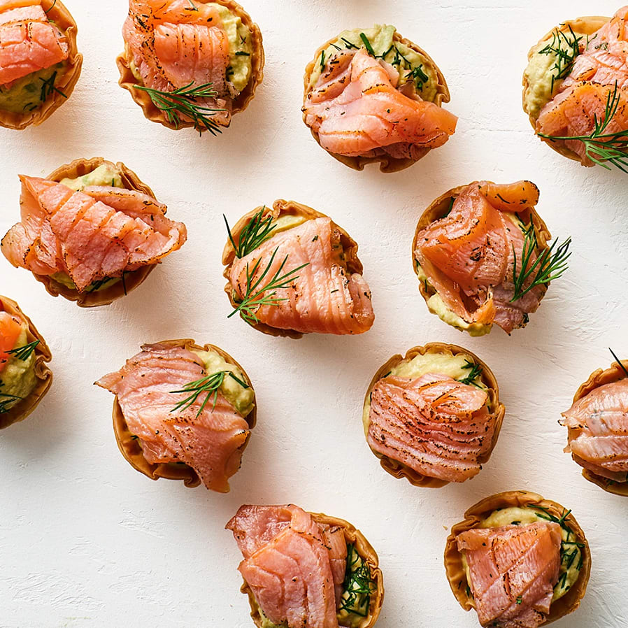 Filodegskrustader med eldad lax och avokadoyoghurt