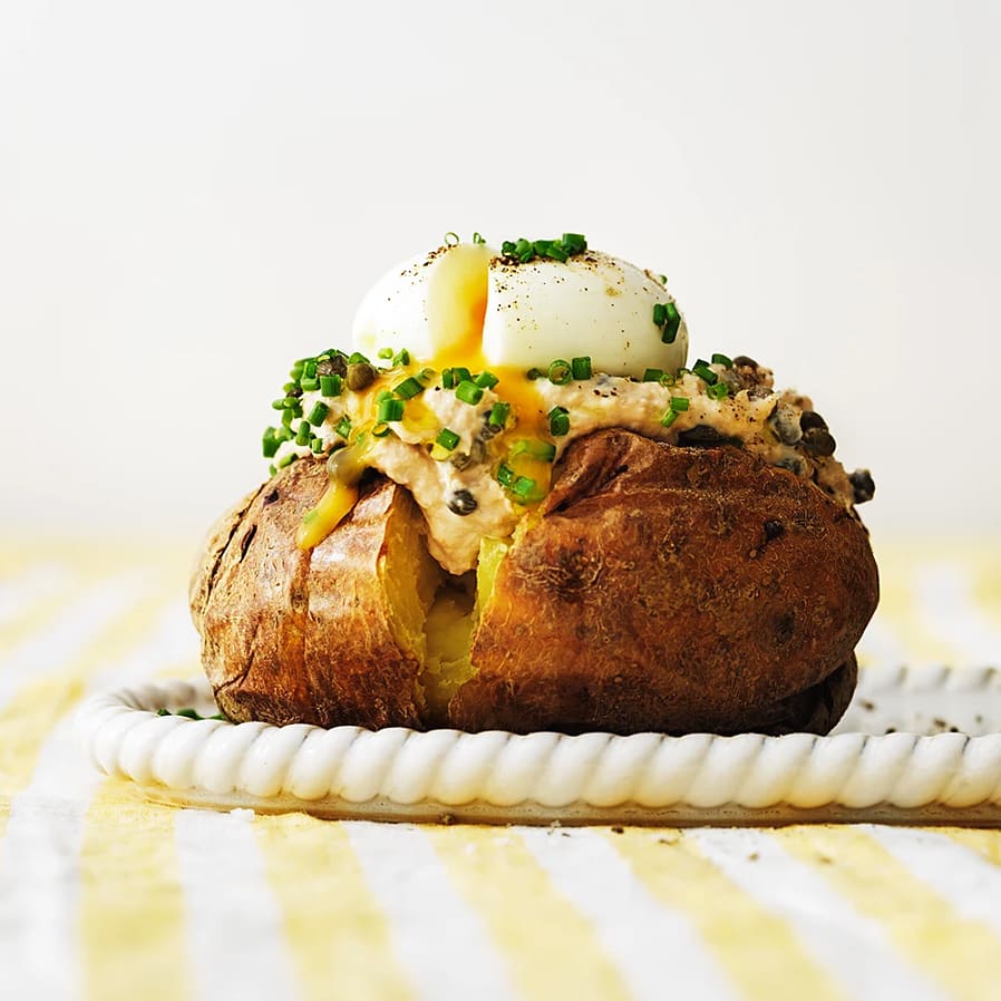 Bakad potatis ”egg tonnato” – med tonfisk och löskokt ägg