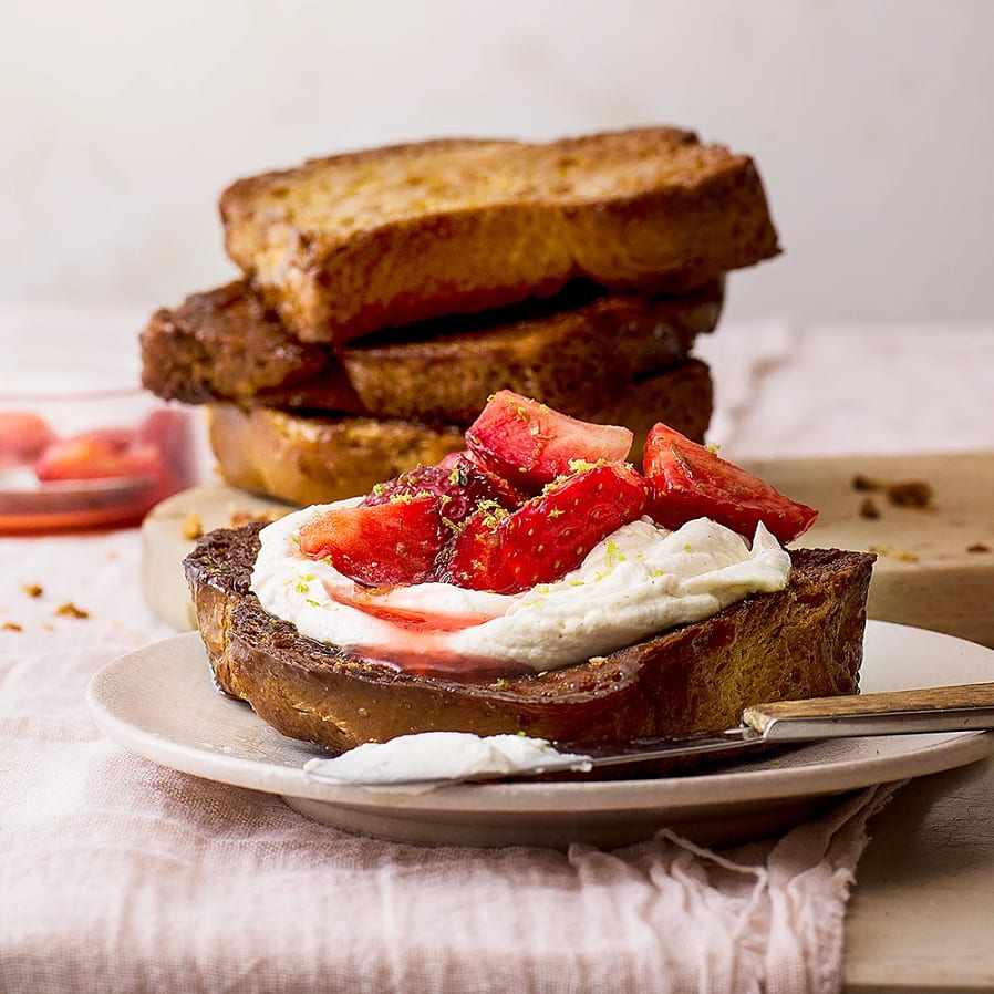 Honey butter toast med marinerade jordgubbar