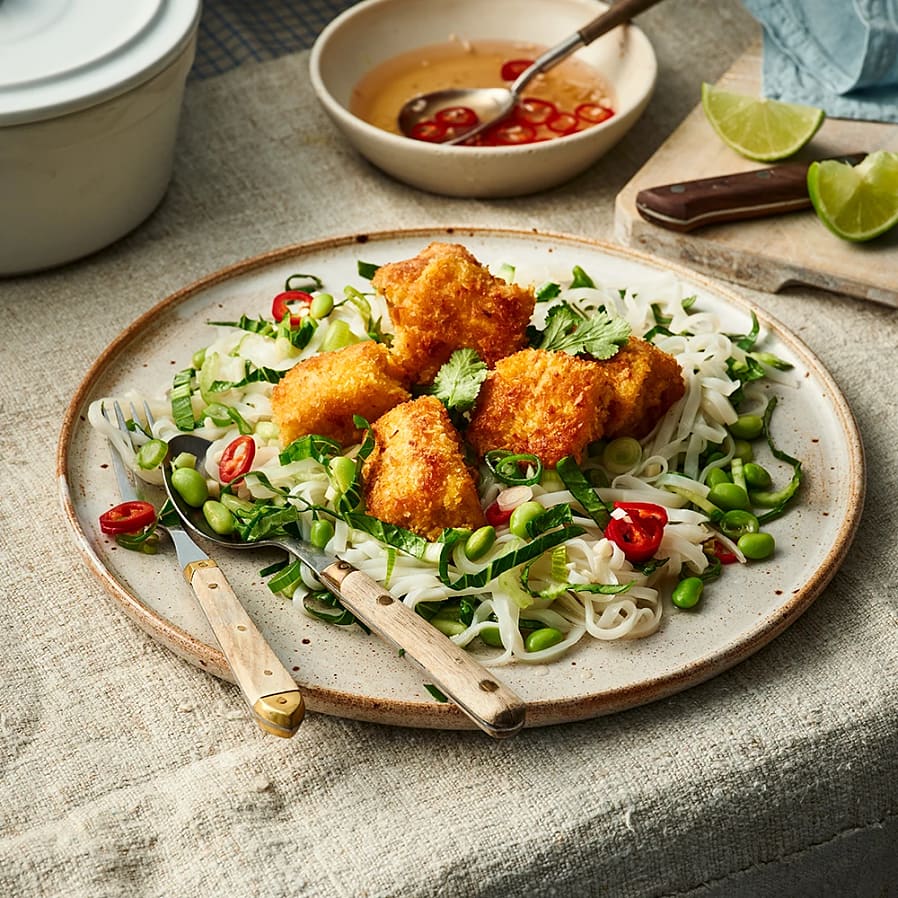 Kokospanerad torskfilé med nudelsallad