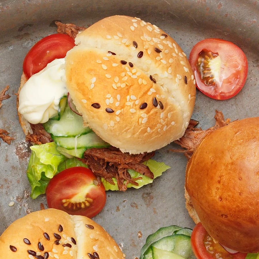 Burgare med pulled beef och limepicklade grönsaker