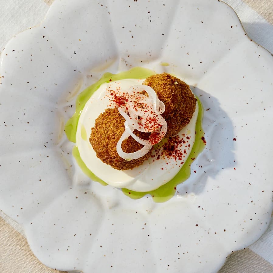 Räkkroketter med dillolja och söt silverlök